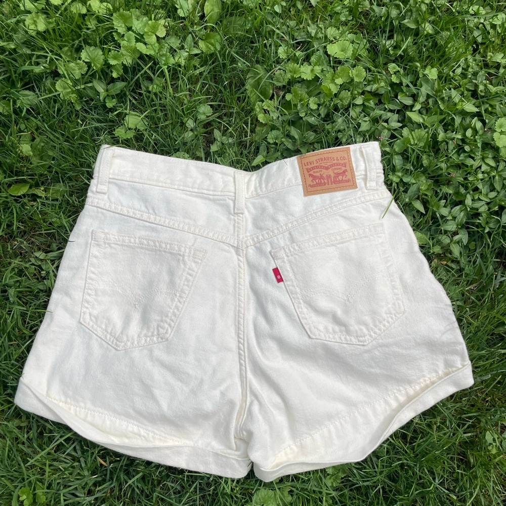 White Levi’s A-Line Mom Shorts 🤍